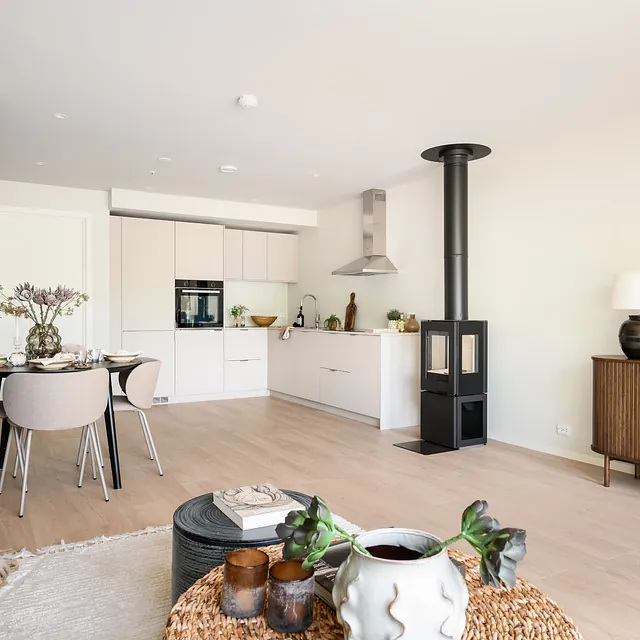 Beige kjøkken med spiseplass